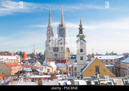 Vista panoramica della cattedrale di Zagabria, Croazia, dalla città alta, l'inverno, la neve sui tetti Foto Stock