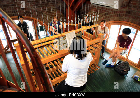 Un chimesmaster giocando il carillon di Cornell durante un concerto di campane in McGraw torre.Cornell University. Ithaca.New York.USA Foto Stock