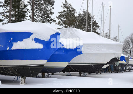 Winterized barche con il blu in inverno Foto Stock