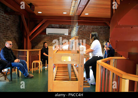 Un chimesmaster giocando il carillon di Cornell durante un concerto di campane in McGraw torre.Cornell University. Ithaca.New York.USA Foto Stock