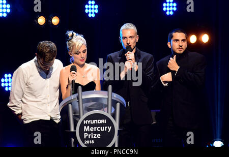 Lupo Alice accetta il 2018 Hyundai Mercury Music Prize, svoltasi presso il Eventim Apollo, Londra. Per uso editoriale nel contesto del 2018 Hyundai Premio Mercurio soltanto. Foto Stock