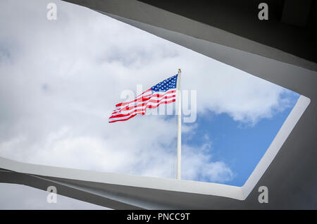 Vista della bandiera americana attraverso l'apertura nel tetto in Arizona Memorial nel porto di perla, Hawaii, Stati Uniti d'America. Dicembre 2010. Foto Stock