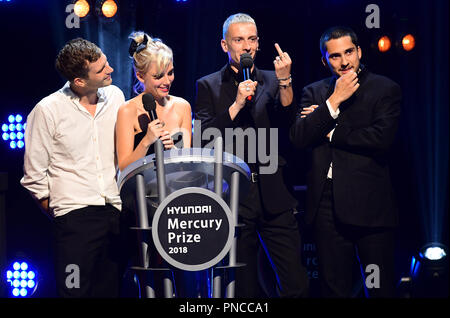 Nota del redattore - gesto - Wolf Alice accetta il 2018 Hyundai Mercury Music Prize, svoltasi presso il Eventim Apollo, Londra. Per uso editoriale nel contesto del 2018 Hyundai Premio Mercurio soltanto. Foto Stock