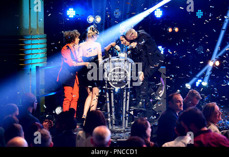 Lupo Alice accetta il 2018 Hyundai Mercury Music Prize, svoltasi presso il Eventim Apollo, Londra. Per uso editoriale nel contesto del 2018 Hyundai Premio Mercurio soltanto. Foto Stock