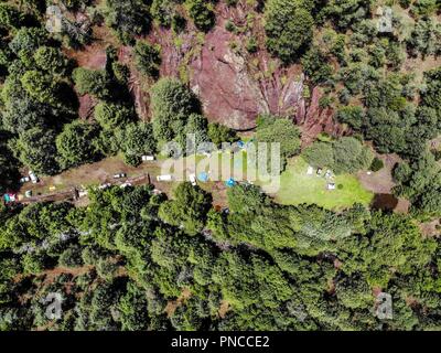 Vista aerea de paisaje rural y Expedición campamento Discovery Madrense en el medio del bosque. rancho La Presita en La Mesa Tres Rios, Sonora Messico Foto Stock