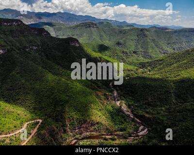Vista aerea. Verde paisaje y arroyo en onu nublado dia, duranti Expedición scoperta Madrense en La Mesa Tres Rios, Sonora Messico. Sierra Madre Occiden Foto Stock