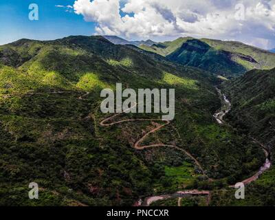 Vista aerea. Verde paisaje y arroyo en onu nublado dia, duranti Expedición scoperta Madrense en La Mesa Tres Rios, Sonora Messico. Sierra Madre Occiden Foto Stock
