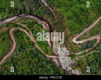 Vista aerea. Verde paisaje y arroyo en onu nublado dia, duranti Expedición scoperta Madrense en La Mesa Tres Rios, Sonora Messico. Sierra Madre Occiden Foto Stock