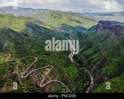 Vista aerea. Verde paisaje y arroyo en onu nublado dia, duranti Expedición scoperta Madrense en La Mesa Tres Rios, Sonora Messico. Sierra Madre Occiden Foto Stock