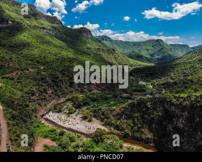 Vista aerea. Verde paisaje y arroyo en onu nublado dia, duranti Expedición scoperta Madrense en La Mesa Tres Rios, Sonora Messico. Sierra Madre Occiden Foto Stock