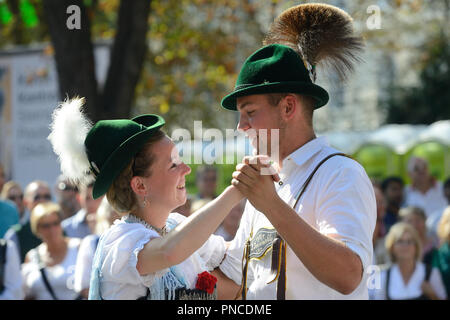 Graz, Stiria, Austria.Grande Festival della Cultura Folkloristica nella capitale Stiria, Graz.Picture mostra ballerini di un gruppo di danze e costumi bavaresi Foto Stock