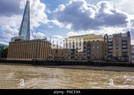 La Shard, Pickfords Wharf e il vecchio Upcross Inn di Londra sulla South Bank a fianco del fiume Tamigi. Foto Stock