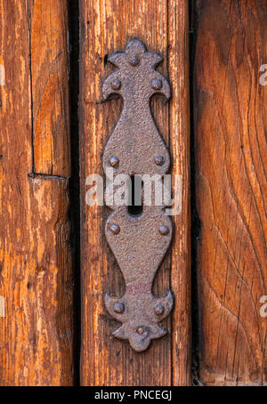 Vecchia toppa di ruggine su una porta di legno Foto Stock