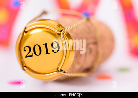 Tappo di sughero di champagne con il nuovo anno la data 2019 e spazio di copia Foto Stock