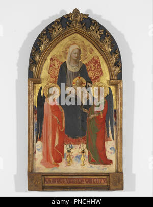 Madonna col Bambino e due angeli. Data/Periodo: ca. 1420. La pittura. Tempera su pannello. Altezza: 805 mm (31.69 in); larghezza: 470 mm (18,50 in). Autore: BEATO ANGELICO. Foto Stock