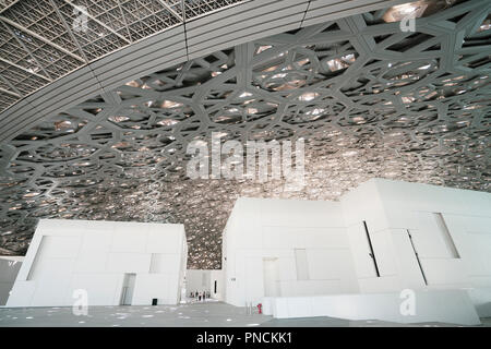 Vista della grande in acciaio con tetto a cupola in corrispondenza del Louvre Abu Dhabi a Saadiyat isola il distretto culturale di Abu Dhabi, negli Emirati Arabi Uniti. Architetto Jean Nouvel Foto Stock