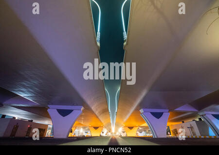 Vista parte inferiore del ponte dell'autostrada di notte a Dubai, Emirati Arabi Uniti, Emirati arabi uniti Foto Stock