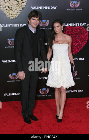 Ashton Kutcher e moglie Demi Moore presso il Los Angeles Premiere mondiale di New Line Cinema "San Valentino". Gli arrivi presso il Grauman's Chinese Theatre a Hollywood, CA. Febbraio 8, 2010. Foto: Richard Chavez / PictureLux Riferimento File # KutcherAshtonAND2 020810RAC per solo uso editoriale - Tutti i diritti riservati Foto Stock