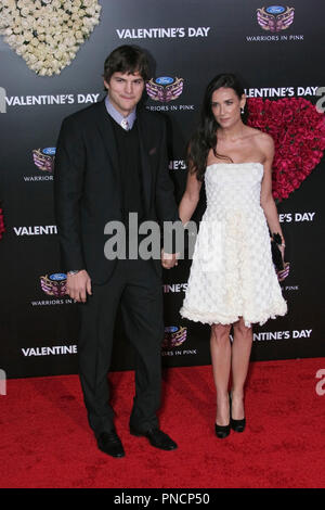 Ashton Kutcher e moglie Demi Moore presso il Los Angeles Premiere mondiale di New Line Cinema "San Valentino". Gli arrivi presso il Grauman's Chinese Theatre a Hollywood, CA. Febbraio 8, 2010. Foto: Richard Chavez / PictureLux Riferimento File # KutcherAshtonAND3 020810RAC per solo uso editoriale - Tutti i diritti riservati Foto Stock