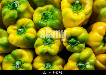 Intero fresco peperoni gialli Foto Stock