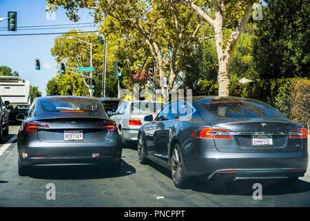 Settembre 11, 2018 Palo Alto / CA / STATI UNITI D'AMERICA - Due vetture Tesla (modello S e modello 3) guidare su strade di Silicon Valley, a sud di San Francisco Bay Area Foto Stock