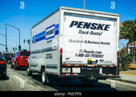 Settembre 11, 2018 San Jose / CA / STATI UNITI D'AMERICA - Penske affittato carrello guida in autostrada a sud di San Francisco Bay Area Foto Stock