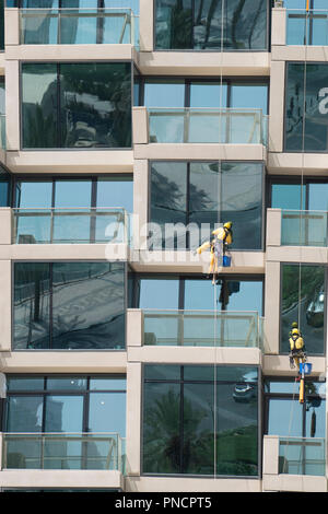 Particolare di finestre e balconi e detergenti per finestre sul nuovo alto edificio di appartamenti nel centro cittadino di Dubai, Emirati Arabi Uniti, Emirati Arabi Uniti. Foto Stock