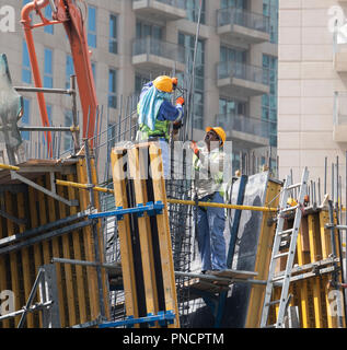 Lavoratori edili sul sito nuovo edificio alto appartamento di lusso edificio art Downtown Dubai, Emirati Arabi Uniti, Emirati Arabi Uniti Foto Stock