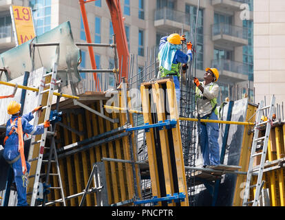 Lavoratori edili sul sito nuovo edificio alto appartamento di lusso edificio art Downtown Dubai, Emirati Arabi Uniti, Emirati Arabi Uniti Foto Stock