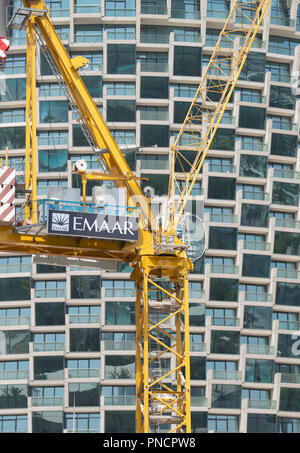 Gru da cantiere a cantiere di costruzione di un nuovo edificio di appartamenti alto torri nel centro cittadino di Dubai, Emirati Arabi Uniti, Emirati Arabi Uniti, Foto Stock