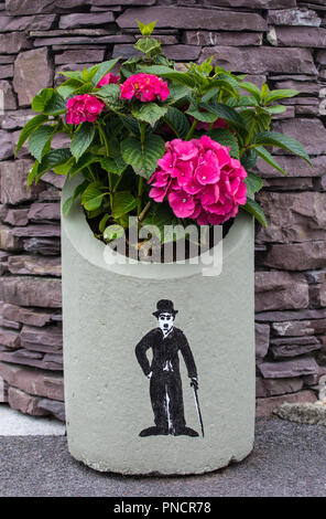 Waterville, Repubblica di Irlanda - 17 agosto 2018: una illustrazione del leggendario attore Charlie Chaplin su un vaso di fiori nel villaggio di Waterville in Foto Stock