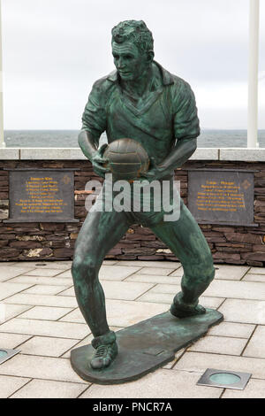 Waterville, Repubblica di Irlanda - 17 agosto 2018: una statua di ex Gaelic football manager e giocatore Mick Oâ€™Dwyer, nel villaggio di Waterville Foto Stock