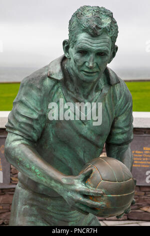 Waterville, Repubblica di Irlanda - 17 agosto 2018: una statua di ex Gaelic football manager e giocatore Mick O'Dwyer, nel villaggio di Waterville, Foto Stock