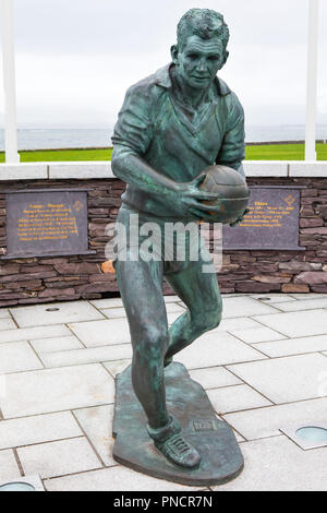 Waterville, Repubblica di Irlanda - 17 agosto 2018: una statua di ex Gaelic football manager e giocatore Mick O'Dwyer, nel villaggio di Waterville, Foto Stock