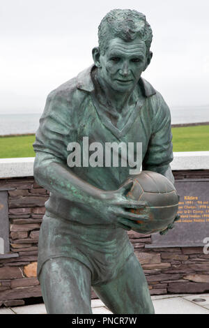 Waterville, Repubblica di Irlanda - 17 agosto 2018: una statua di ex Gaelic football manager e giocatore Mick O'Dwyer, nel villaggio di Waterville, Foto Stock