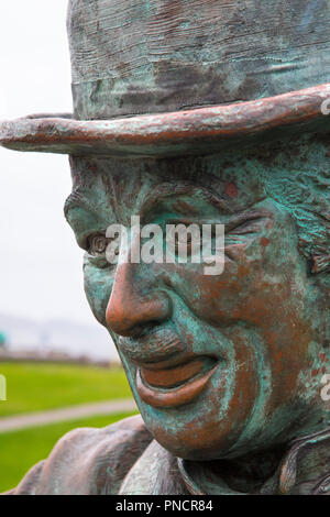 Waterville, Repubblica di Irlanda - 17 agosto 2018: una statua del leggendario attore di Hollywood Charlie Chaplin nel villaggio di Waterville, Irlanda. Il CHAP Foto Stock