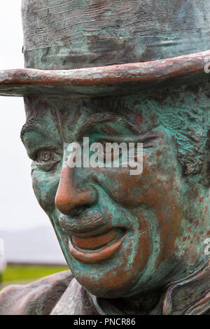 Waterville, Repubblica di Irlanda - 17 agosto 2018: una statua del leggendario attore di Hollywood Charlie Chaplin nel villaggio di Waterville, Irlanda. Il CHAP Foto Stock