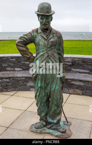 Waterville, Repubblica di Irlanda - 17 agosto 2018: una statua del leggendario attore di Hollywood Charlie Chaplin nel villaggio di Waterville, Irlanda. Il CHAP Foto Stock