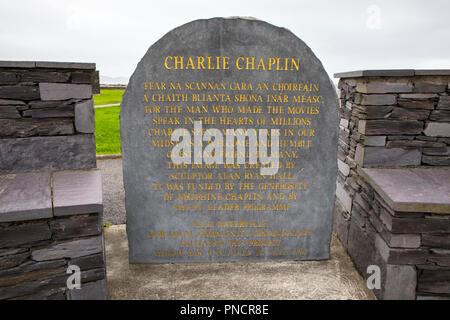 Waterville, Repubblica di Irlanda - 17 agosto 2018: una placca si trova la statua di attore di Hollywood Charlie Chaplin nel villaggio di Waterville, Ir Foto Stock