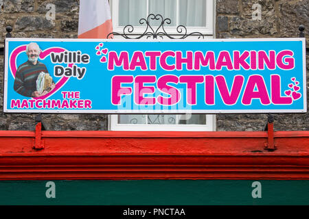 Lisdoonvarna, Repubblica di Irlanda - 19 agosto 2018: un segno promuovendo la famosa Matchmaking annuale Festival nella città termale di Lisdoonvarna in Irela Foto Stock