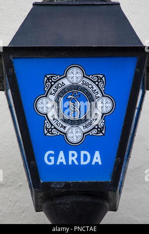 Lisdoonvarna, Repubblica di Irlanda - 19 agosto 2018: un segno per la Gardai - la polizia nazionale servizio della Repubblica di Irlanda. Foto Stock