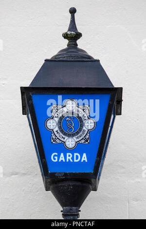 Lisdoonvarna, Repubblica di Irlanda - 19 agosto 2018: un segno per la Gardai - la polizia nazionale servizio della Repubblica di Irlanda. Foto Stock