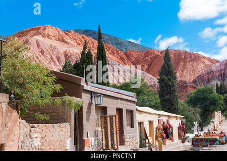 La collina dei Sette Colori (Cerro de los siete colores) in Purmamarca, Jujuy, Argentina. Foto Stock