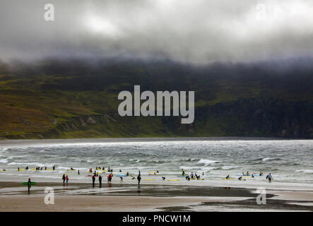 Contea di Mayo, Irlanda - 21 agosto 2018: surfisti sulla bellissima spiaggia di chiglia su Achill Island nella Repubblica di Irlanda. Foto Stock