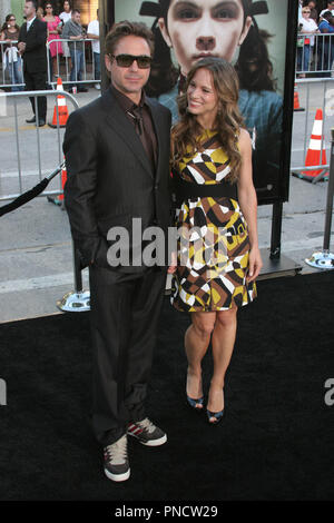 Susan Downey e il marito Robert Downey Jr. presso il Los Angeles Premiere di orfano tenuto presso il villaggio di Manns Theatre di Westwood, CA. Martedì 21 Luglio, 2009. Riferimento al file # RobertDowneyJrAND01 72109 RCRAC per solo uso editoriale - Tutti i diritti riservati Foto Stock