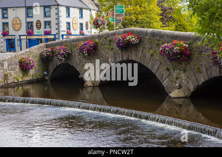 Contea di Mayo, Repubblica di Irlanda - 21 agosto 2018: un ponte sopra il fiume Carrowbeg nella bellissima città irlandese di Westport. Foto Stock