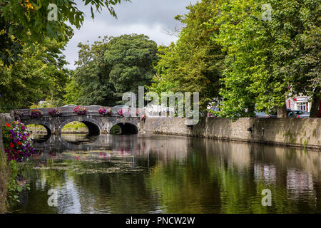 Contea di Mayo, Repubblica di Irlanda - 21 agosto 2018: un ponte sopra il fiume Carrowbeg nella bellissima città irlandese di Westport. Foto Stock