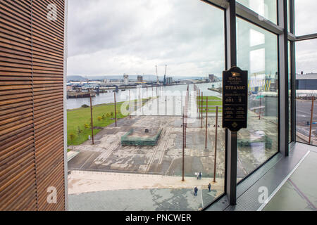 Belfast, Irlanda del Nord - 23 agosto 2018: vista dal Titanic Belfast Museum, del scivolo su cui fu costruito il Titanic e lanciata per la prima volta. Foto Stock