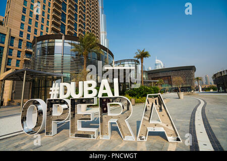 Vista esterna della nuova Dubai Opera House nel centro cittadino di Dubai, Emirati Arabi Uniti, Emirati Arabi Uniti. Foto Stock