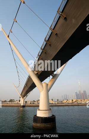 Vista del ponte pedonale che attraversa il nuovo Dubai Canale d'acqua una via navigabile che collega in Dubai Creek e il mare. Emirati Arabi Uniti, Emirati Arabi Uniti Foto Stock